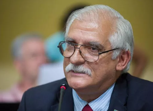 Carlos Raúl Zapata hablando en una reunión