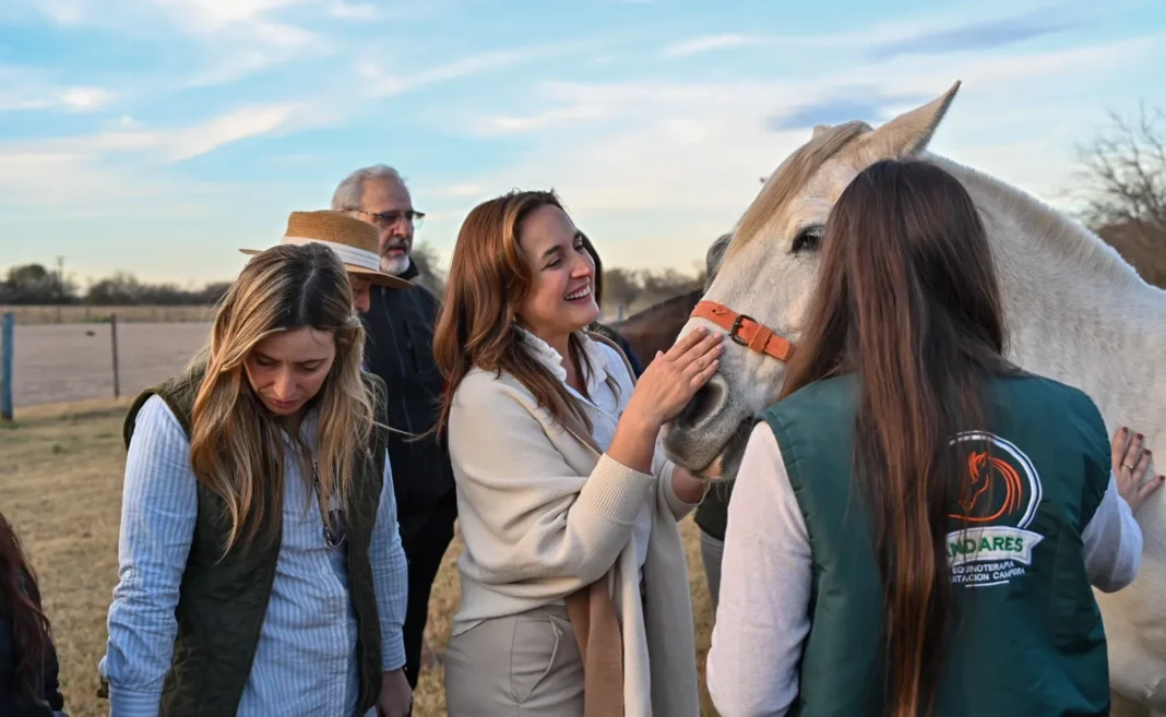 Prunotto visitó Andares, un espacio donde la inclusión y la empatía avanzan a caballo Prunotto visitó Andares, un espacio donde la inclusión y la empatía avanzan a caballo