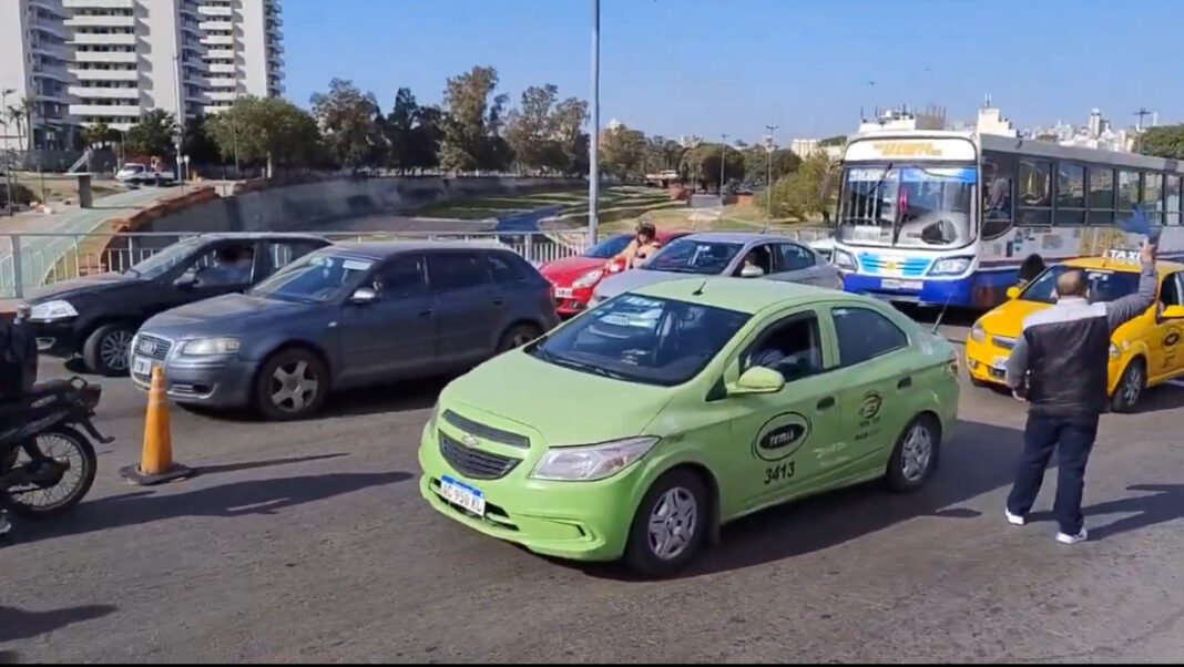 Extrema tensión en Córdoba: taxistas amenazan con «resistir hasta la última gota de sangre» contra la legalización de Uber Extrema tensión en Córdoba: taxistas amenazan con «resistir hasta la última gota de sangre» contra la legalización de Uber