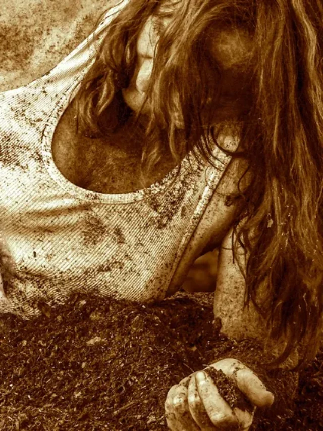 El unipersonal , ópera experimental de y por Marisa Busker.