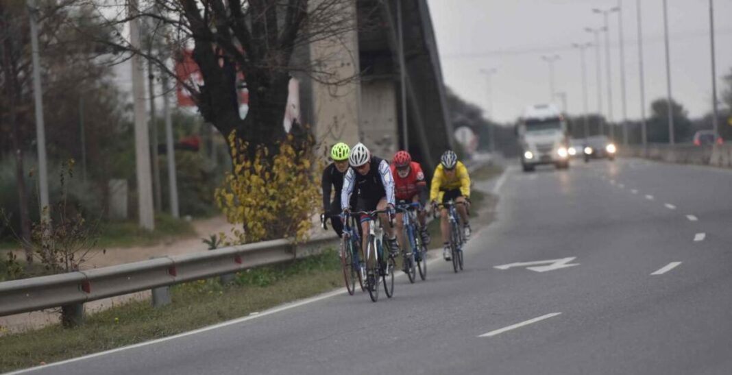 Ciclistas reclaman seguridad en la Ruta E53: «Legalmente podemos circular pero nos falta protección»