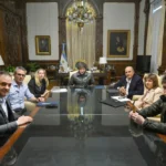 Milei profundiza su línea tras la derrota electoral y promete defender «con uñas y dientes» su proyecto