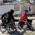 Personas con discapacidad construyen sus propias rampas tras años de espera por obras públicas