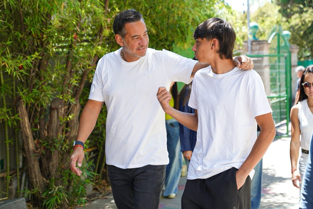 Miguel Siciliano votó con su hijo y destacó la importancia de ejercer el derecho sin miedos