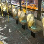 Día de Furia: Hombre de 40 años ataca un colectivo en el centro de Córdoba.