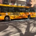 Detienen a un hombre que destruyó a golpes las ventanillas de un colectivo en pleno centro