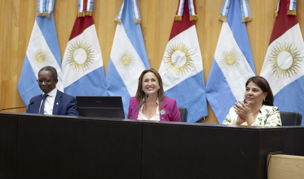 Prunotto: “Debemos vigilar la manipulación digital que amenaza la democracia y la cohesión social”