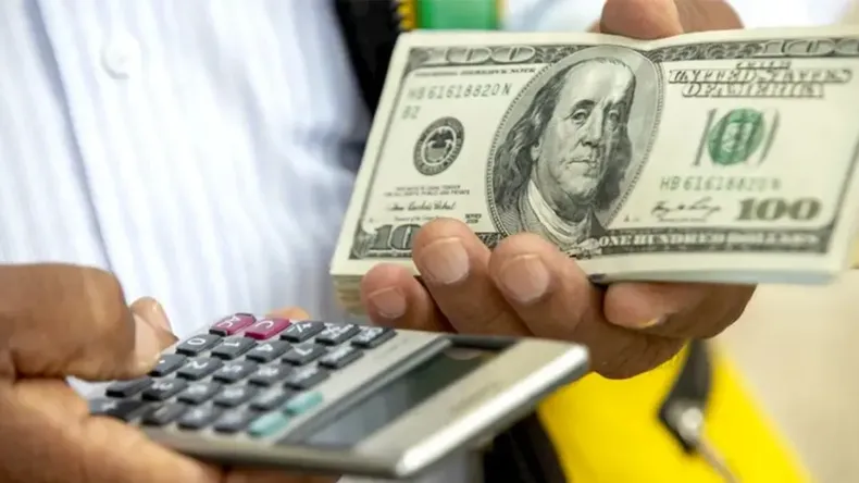 El dólar oficial subió $22,50 en una semana marcada por incertidumbre financiera y recorte de tasas