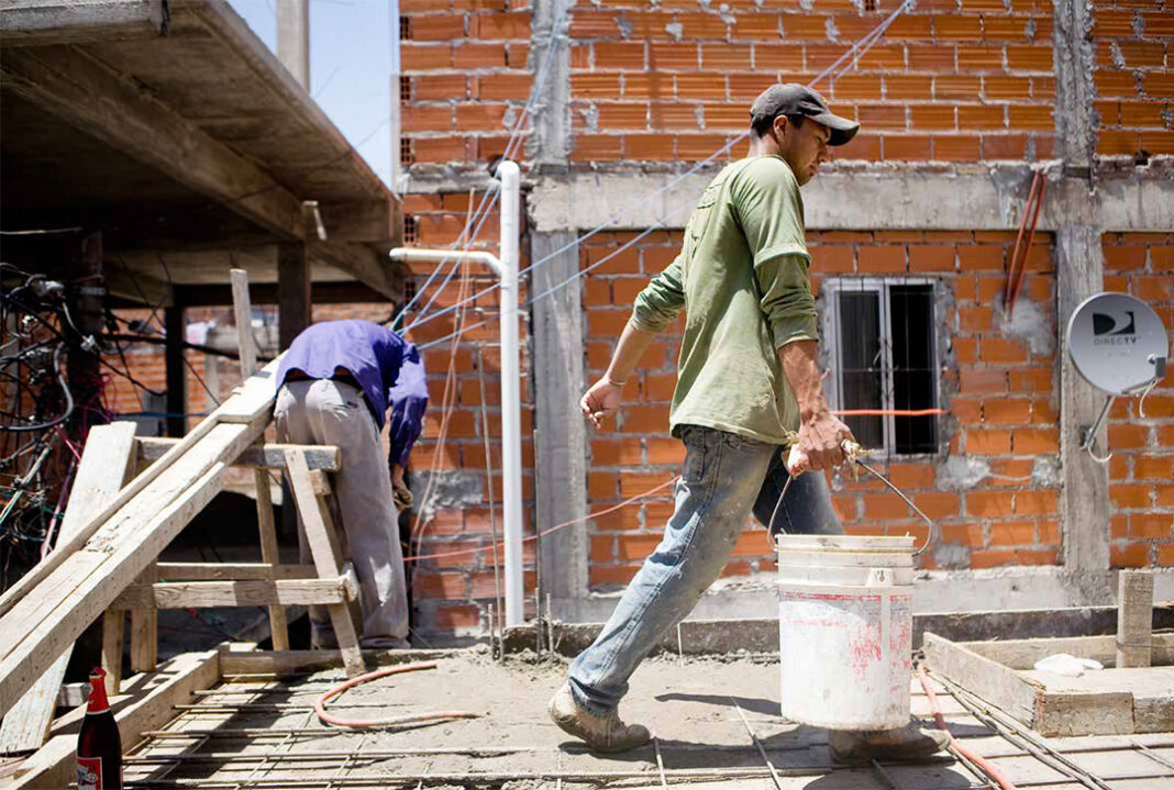 El empleo formal en Argentina alcanzó su nivel más bajo desde fines de 2023 con una caída del 2%