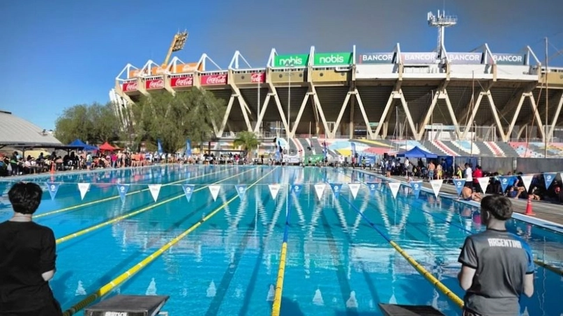 Murió un nadador de 73 años durante un torneo en la pileta del Kempes