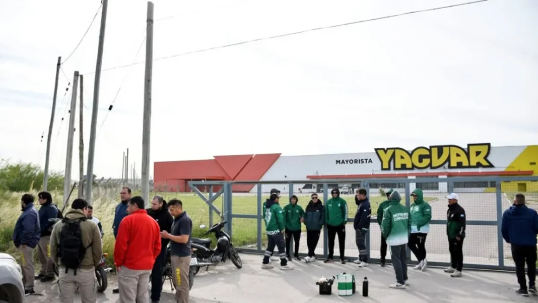 Cierra supermercado Yaguar en Bahía Blanca: 100 despidos por baja de consumo y ruta destruida
