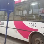 Detienen a un hombre por dañar un colectivo tras negarse a pagar el pasaje en barrio Colón