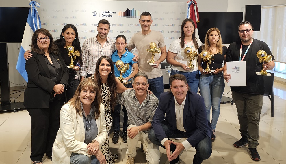 La Legislatura reconoció al equipo de Las Murciélagas, bicampeonas mundiales