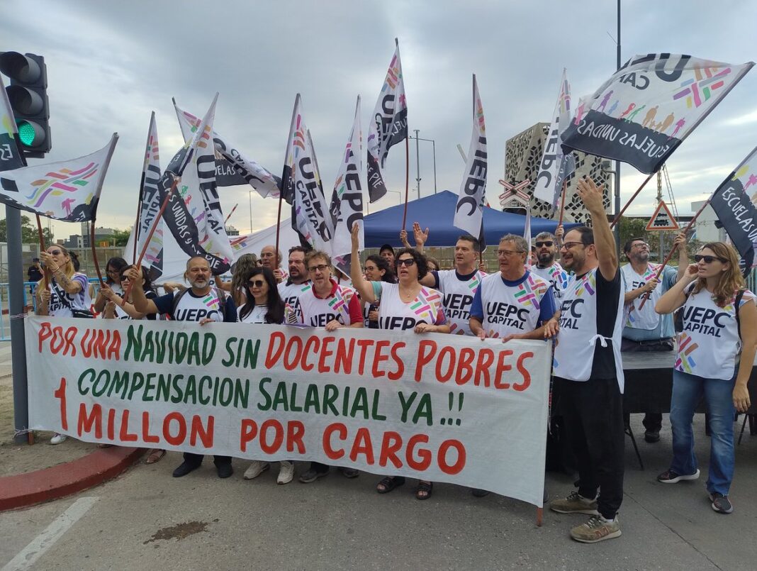 UEPC Capital protesta en el Centro Cívico por salarios docentes y reclama un bono extraordinario de $1.000.000
