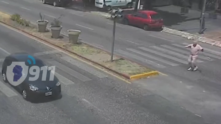 Un adulto mayor fue atropellado por un colectivo en plena senda peatonal en Cerro de las Rosas