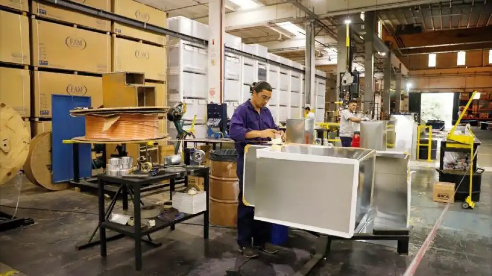 «VOTÉ A MILEI Y AHORA TENGO QUE CERRAR MI FÁBRICA»: EL DRAMA DE UN EMPRESARIO CORDOBÉS ANTE LA APERTURA IMPORTADORA