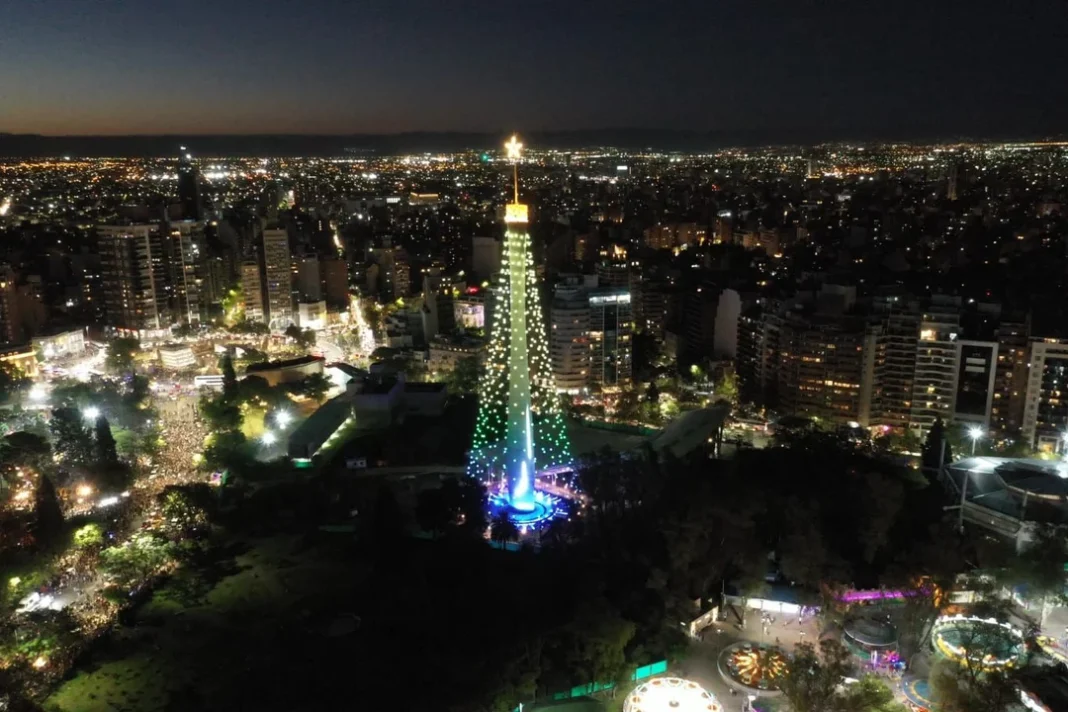 Encendieron el árbol de Navidad en el Faro del Bicentenario sin evento musical por obras en curso