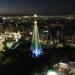 Encendieron el árbol de Navidad en el Faro del Bicentenario sin evento musical por obras en curso