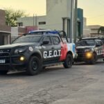 Mañana agitada en Córdoba: operativos policiales, detenciones y un hombre grave tras caer de un techo