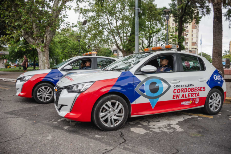 Polémica en Córdoba: captaron a un agente de Ojos en Alerta durmiendo en su móvil