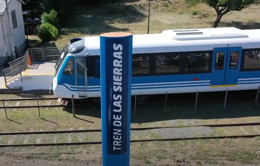 Susto en La Falda: el Tren de las Sierras chocó contra un Fiat Uno en un paso a nivel