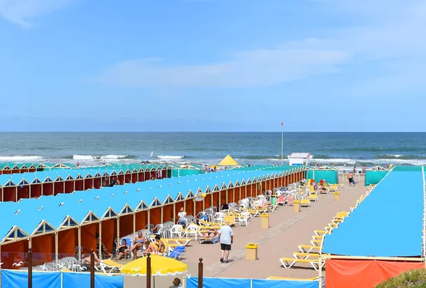 Viral por los precios: abogada argentina pagó $3 millones por una carpa en Mar del Plata y ahora la reconocen en el balneario