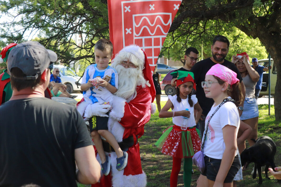 Papá Noel recorrió los barrios de Río Ceballos y llevó la magia de la Navidad a las familias