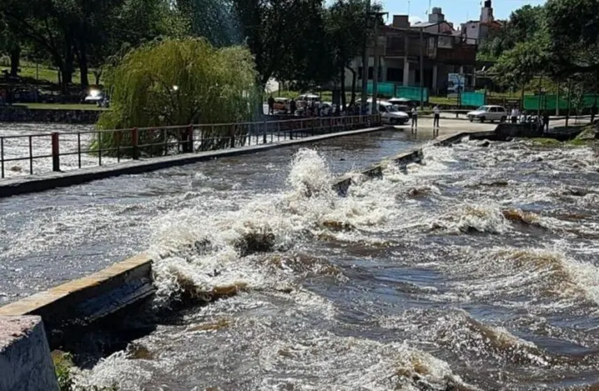 Alerta en Traslasierra: fuerte crecida del río Mina Clavero tras intensas lluvias
