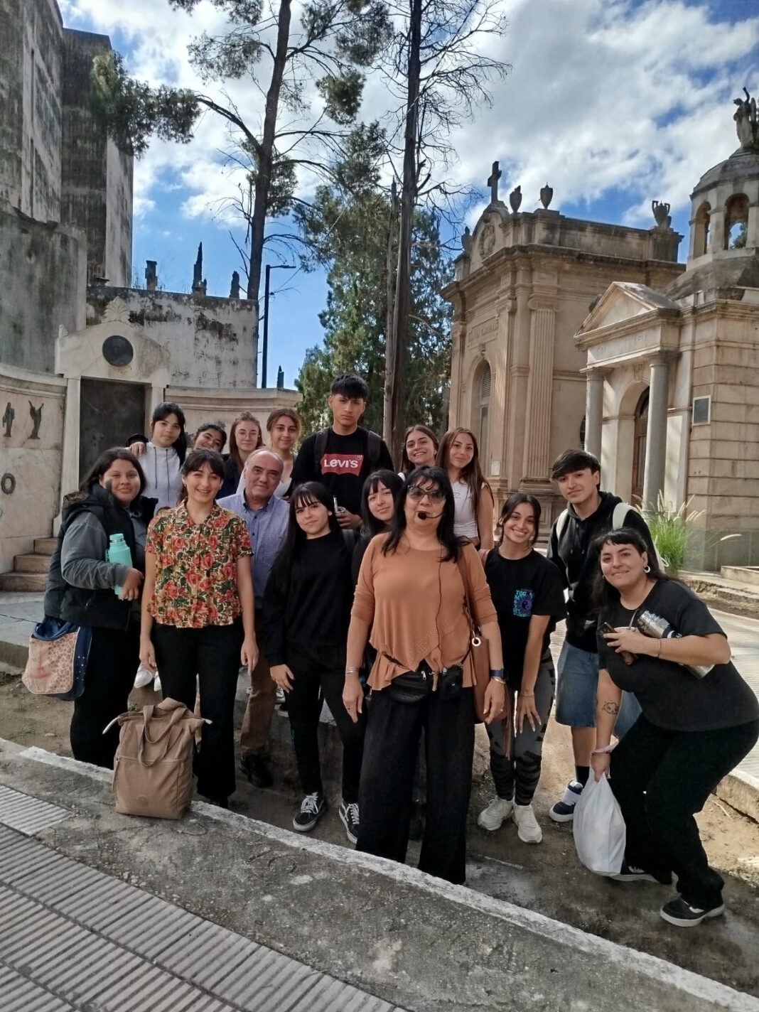 Graciela Pedraza vuelve al Cementerio San Jerónimo con una guiada especial llena de historia, arte y revelaciones funerarias