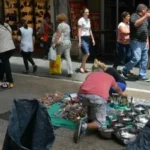 Incidentes en Plaza San Martín: la Municipalidad de Córdoba desalojó a manteros y hay un detenido