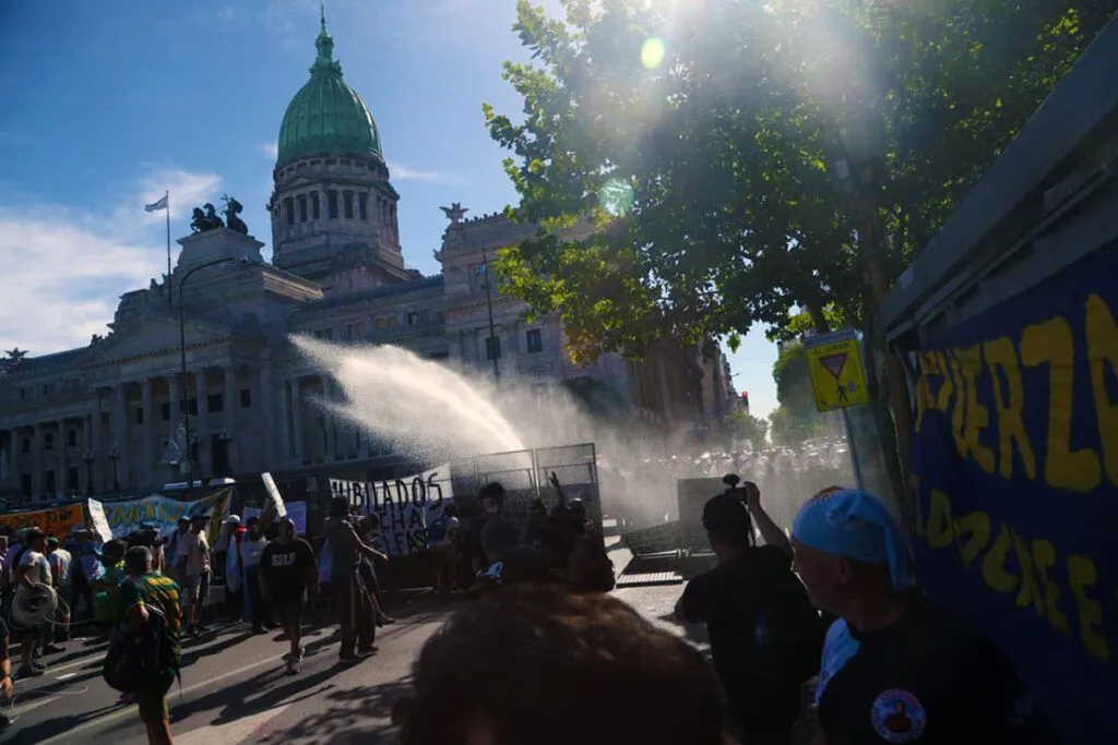Reprimen en el Congreso a jubilados que protestaban por aumentos y medicamentos gratuitos