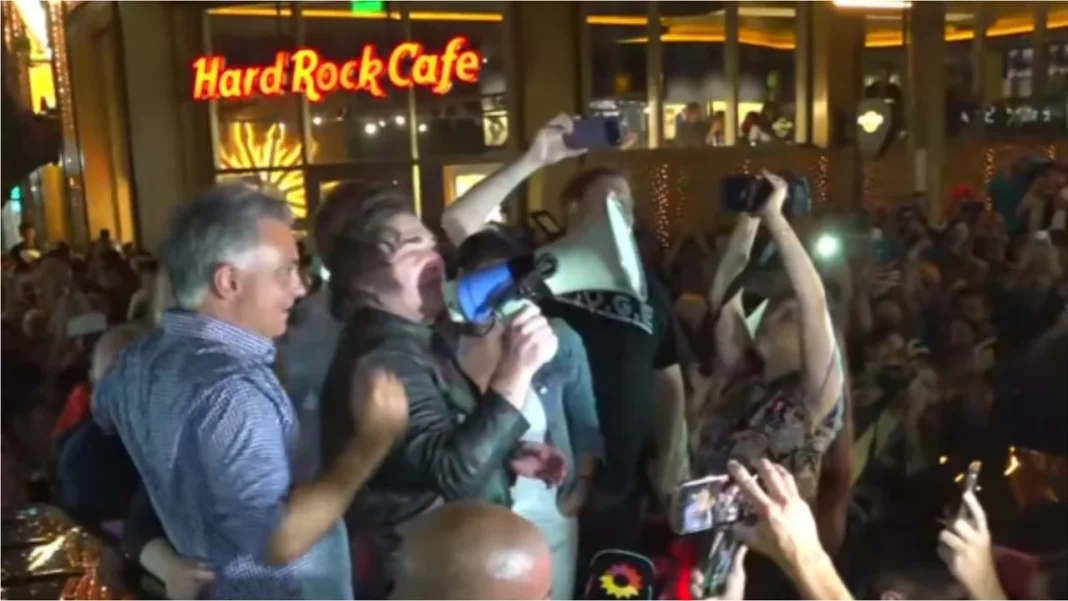 Entre euforia e insultos, Milei provocó un desborde en el ingreso del hotel en Mar del Plata