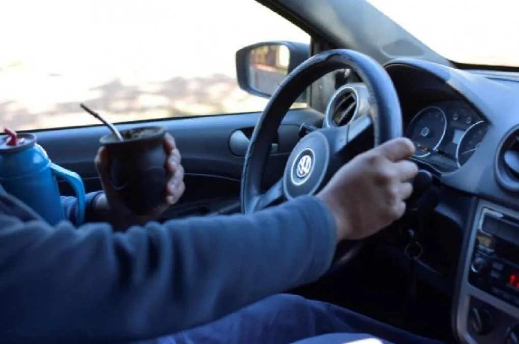 Tomar mate mientras manejamos puede generar multas de hasta $500.000