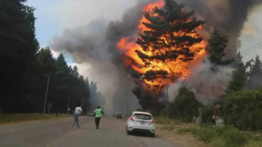 Epuyén declaró estado de catástrofe por los incendios en la Patagonia y evalúan evacuaciones