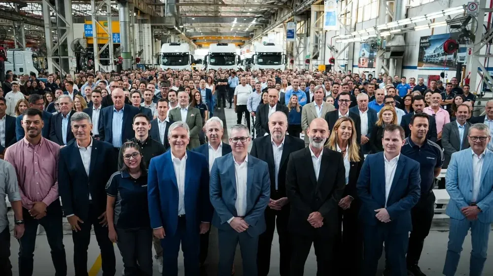 Iveco presentó su nuevo camión S-Way en Córdoba y Llaryora exigió equidad tributaria para defender la industria nacional Iveco presentó su nuevo camión S-Way en Córdoba y Llaryora exigió equidad tributaria para defender la industria nacional