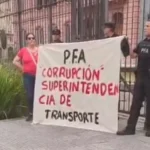 Protesta inédita: un policía federal armado se plantó frente a la Casa Rosada para denunciar corrupción en la fuerza