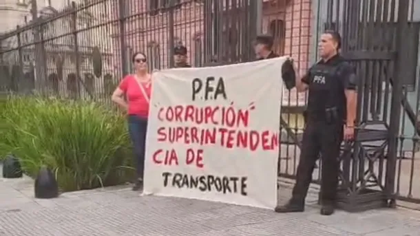 Protesta inédita: un policía federal armado se plantó frente a la Casa Rosada para denunciar corrupción en la fuerza