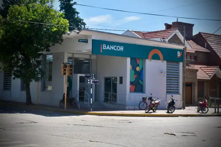 Bancor cierra sucursales en el interior: polémica por el «abandono» y un acuerdo que salva el servicio en Colonia Tirolesa