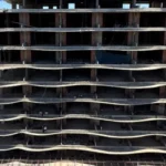 Operativo policial en «la mole»: allanaron el edificio tomado de Bv. San Juan y Calasanz tras el episodio del niño en el balcón