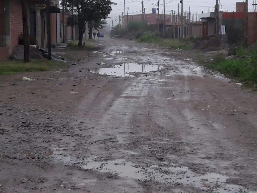 Sin agua, sin colectivos y con comedores al límite: el abandono del Estado en dos barrios del sur de Córdoba Sin agua, sin colectivos y con comedores al límite: el abandono del Estado en dos barrios del sur de Córdoba