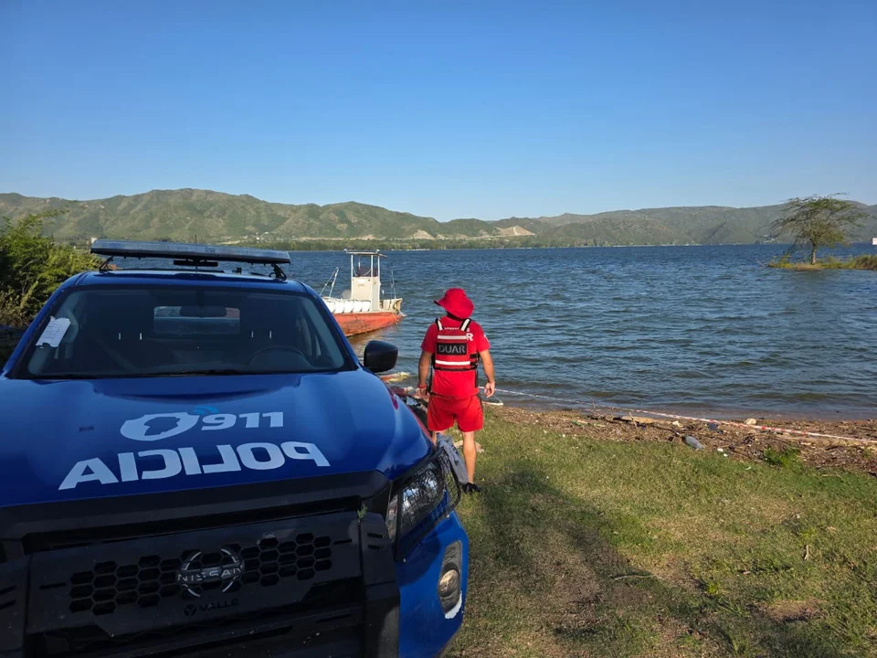 Tragedia en el Lago San Roque: volcó una lancha y murió un hombre frente a su familia Tragedia en el Lago San Roque: volcó una lancha y murió un hombre frente a su familia