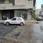 Un enorme bache en el cruce de Bv. Guzmán y Av. Olmos pone en riesgo a conductores y peatones