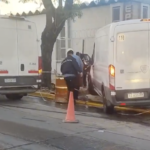 ROTURA DE CAÑO DE AGUAS CORDOBESAS EN BOULEVARD SAN JUAN ELECTRIFICÓ UNA COLUMNA DE ALUMBRADO Y GENERÓ DAÑOS EN LA VÍA PÚBLICA